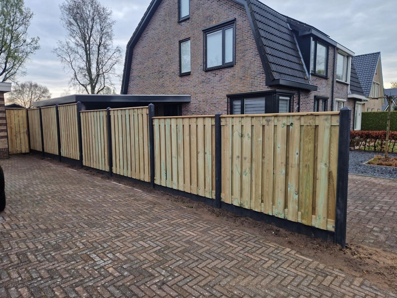 Hout-betonschutting geplaatst in Twijzel