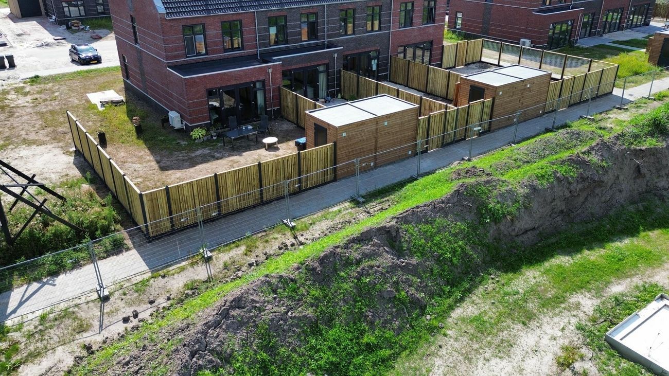 Hout-betonschuttingen geplaatst in Buitenpost