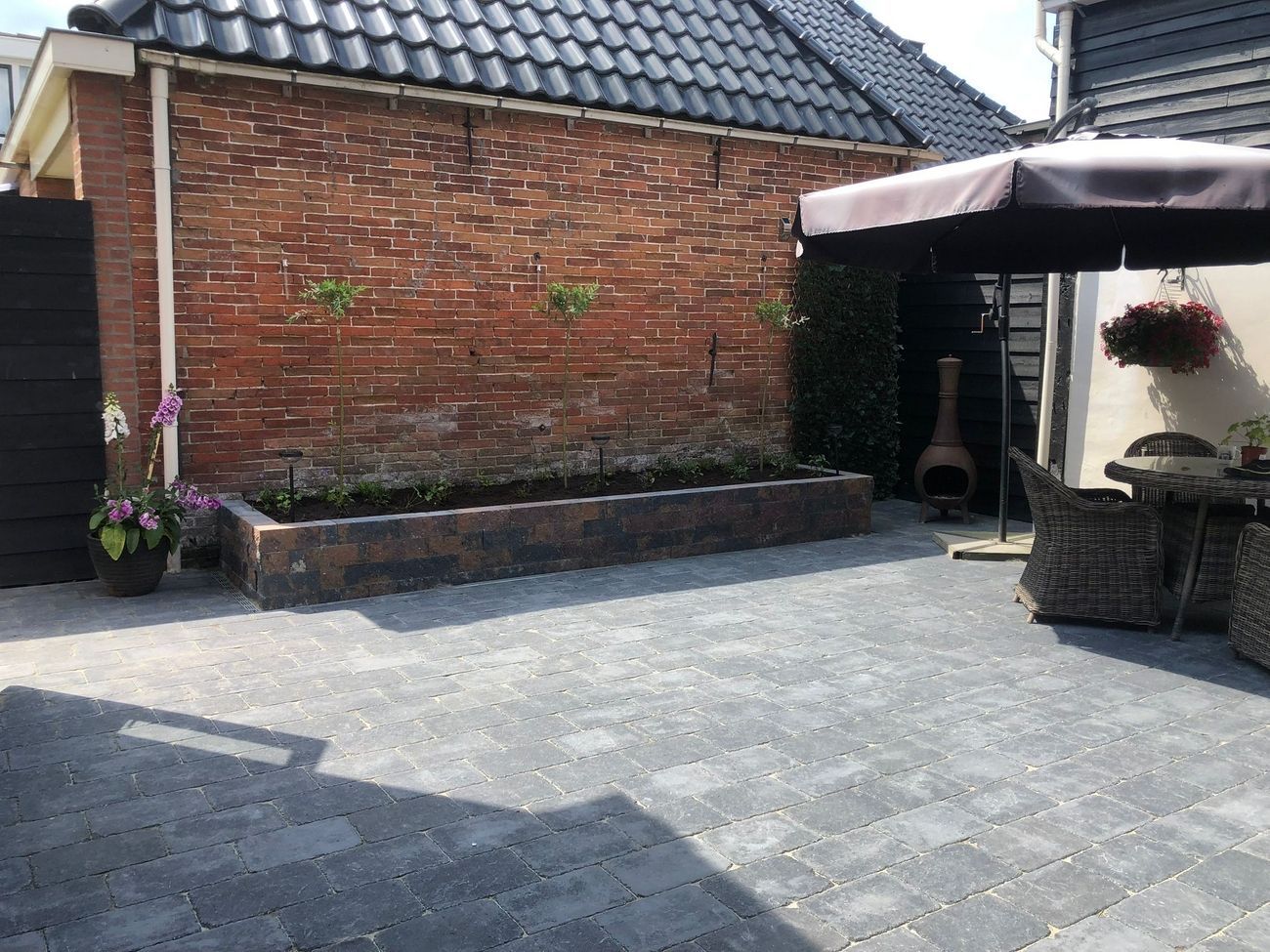 Complete tuinaanleg in Burum: strakke bestrating en beplanting