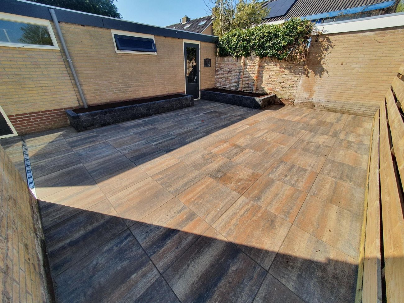 Complete tuinaanleg in Franeker | Strakke bestrating met afwatering