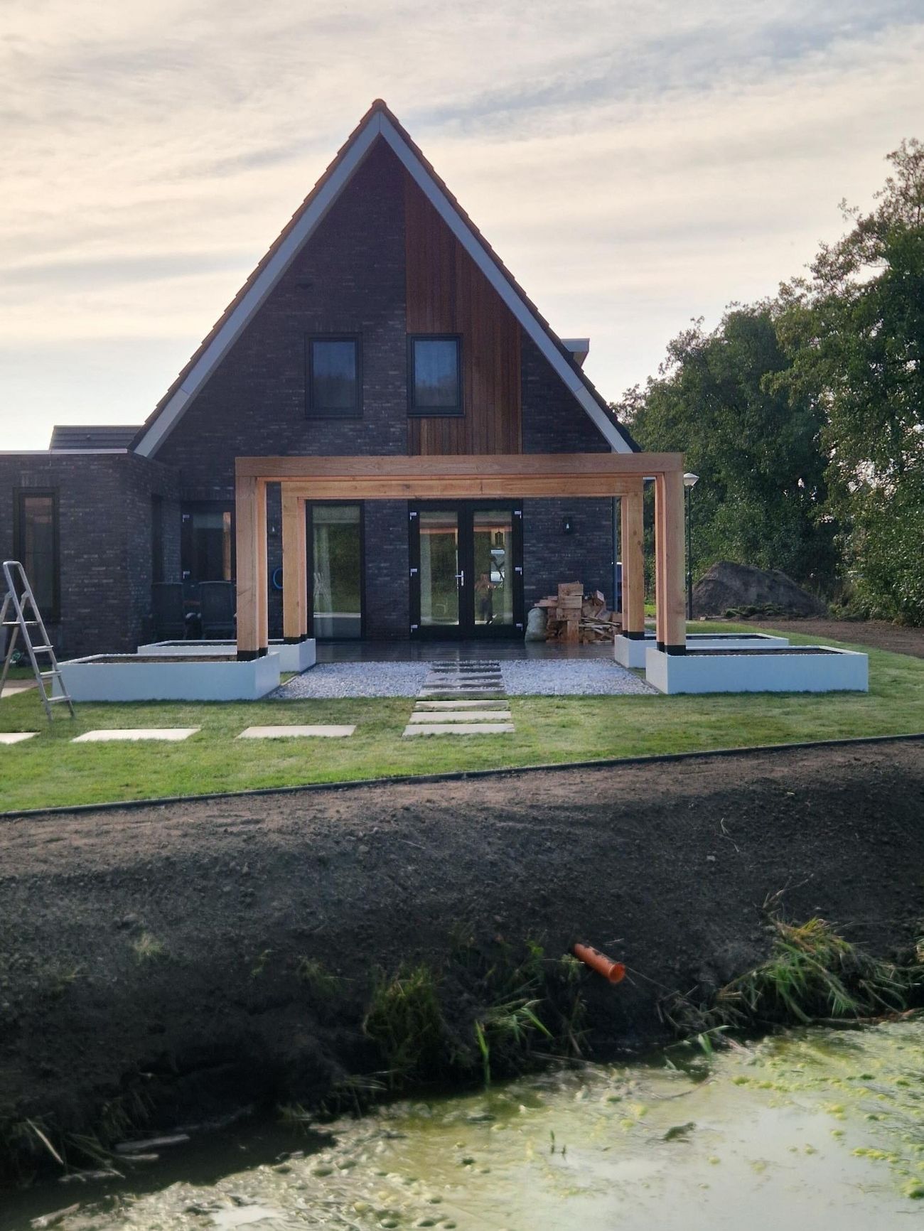 Complete tuinaanleg aan de Weegbree in Drachten